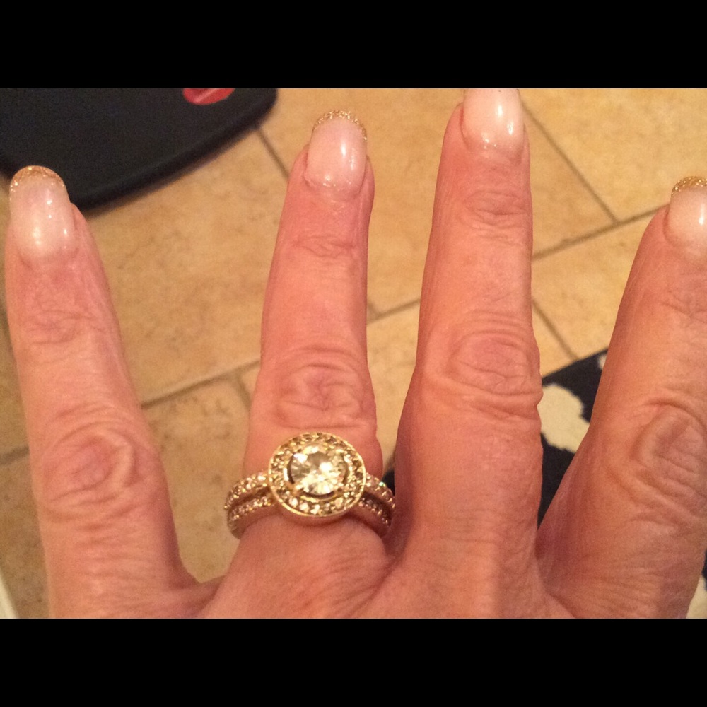 18 K diamond halo ring size 5 1/2 - Picture 6 of 10